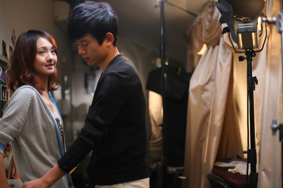 张杰郑爽新歌mv视频——《看月亮爬上来》